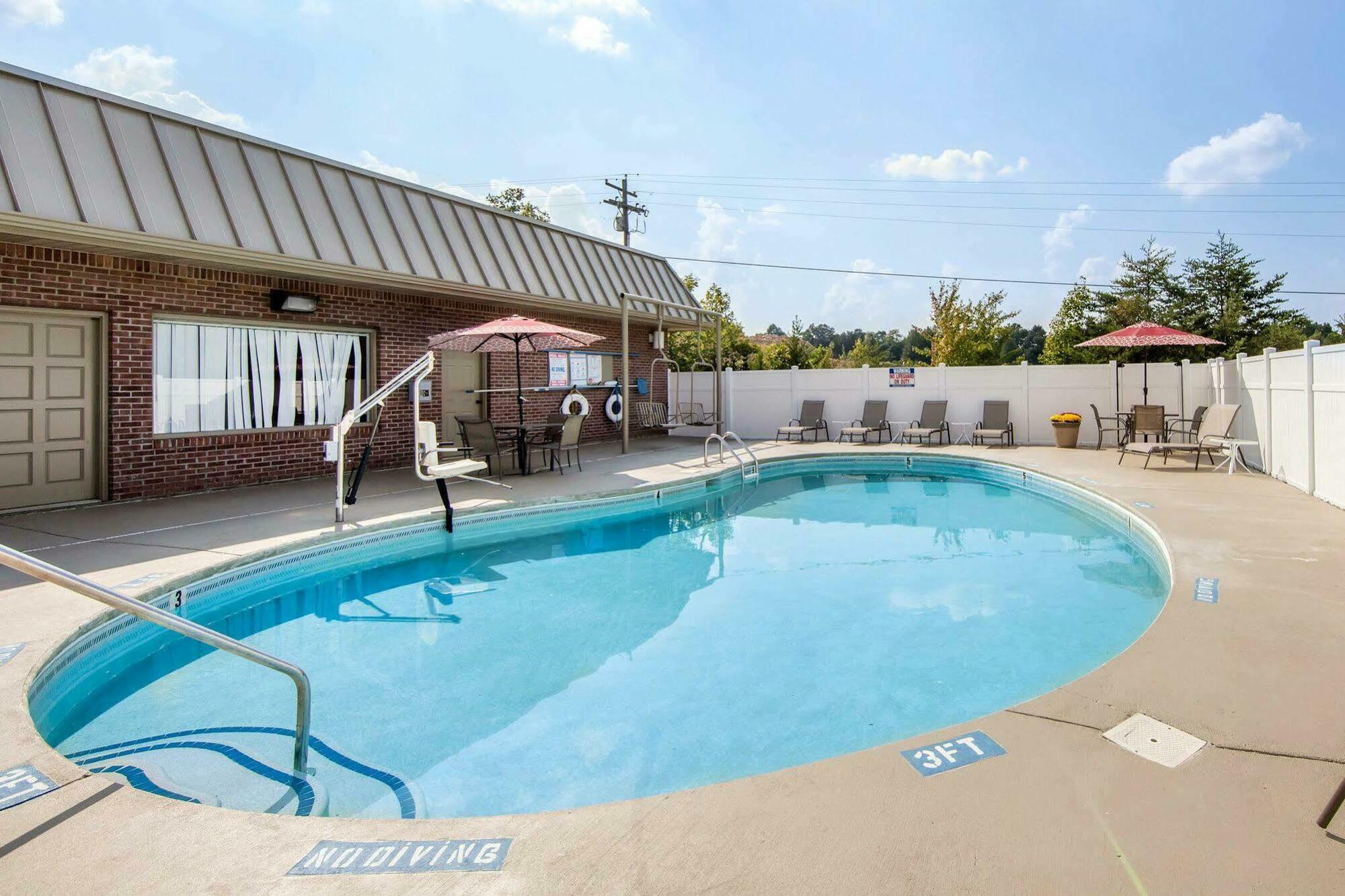 Comfort Inn At Royal Blue Pioneer Exterior photo